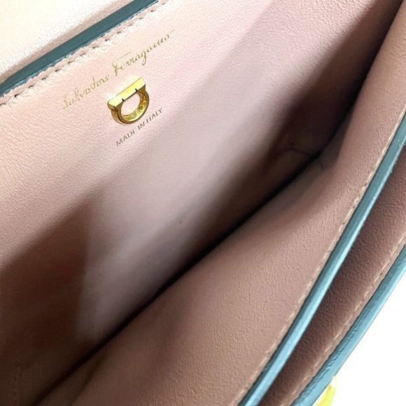 Salvatore Ferragamo Ferragamo Gancini EZ-21I163 Pink Leather Shoulder Bag for - Picture 5 of 9